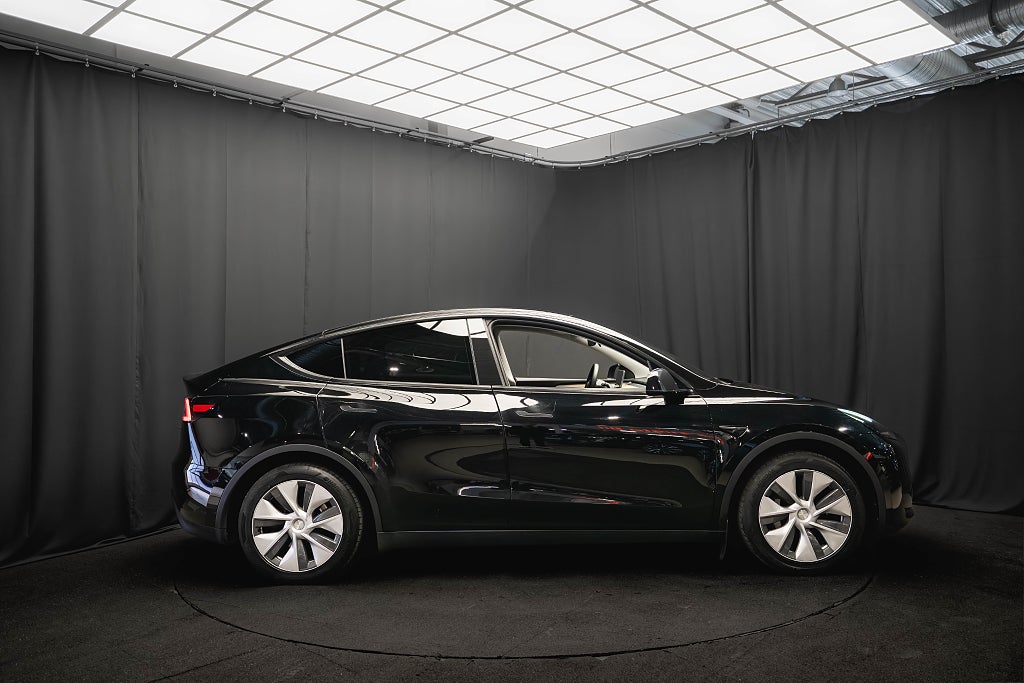 Tesla Model Y Standard Range DRAG PANO LÄDER 1 ÄGARE MOMS LEASBAR