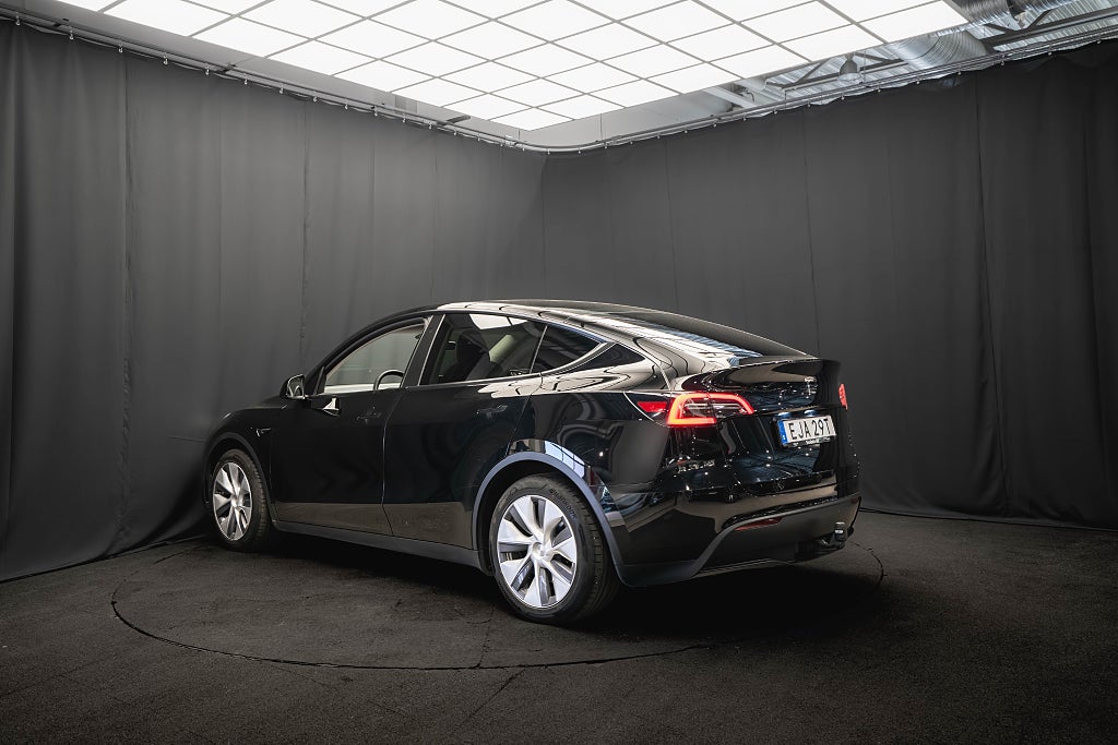 Tesla Model Y Standard Range RWD DRAG PANO LÄDER 1-ÄGARE MOMS