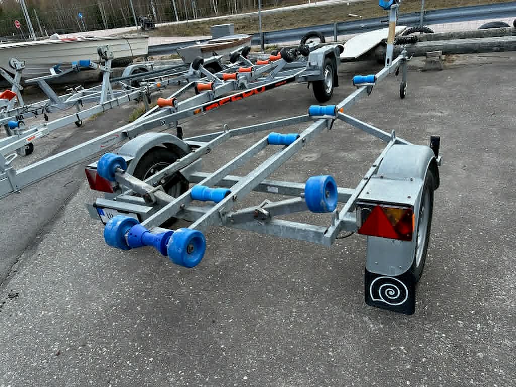 Tiki BS600-R 80 km/h obromsad båttrailer 