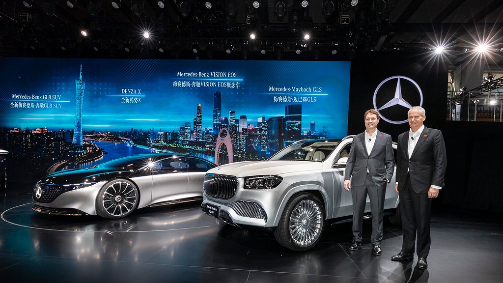 Die Auto Guangzhou 2019 startete mit einem besonderen Highlight: Am Vorabend der Messe feierte der Mercedes-Maybach GLS 600 4MATIC (Kraftstoffverbrauch kombiniert: 12,0-11,7 l/100 km; CO2-Emissionen kombiniert: 273-266 g/km)  seine Weltpremiere. Das neue Fahrzeug der Luxusmarke setzt höchste Maßstäbe des Komforts im SUV-Segment. Begleitend zu ihrer Markteinführung in China prä sentierte der Erfinder des Automobils im Rahmen der Messe zudem den Mercedes-Benz GLB und GLS sowie den Mercedes-AMG A 35 L 4MATIC. Darüber hinaus erlebten die Gäste mit der China-Premiere des Mercedes-Benz VISION EQS und dem neuen Modell der Elektromarke DENZA zukunftsweisende Produktneuheiten der Elektromobilität. Hubertus Troska und Ola Källenius am Mercedes-Maybach GLS 

Auto Guangzhou 2019 started with a special highlight: on the eve of the show the Mercedes-Maybach GLS 600 4MATIC (combined fuel consumption: 12.0-11.7 l/100 km; combined CO2 emissions: 273-266 g/km)  celebrated its world premiere. The new vehicle from the luxury brand sets the highest standards of comfort in the SUV segment. To accompany their market launch in China, during the show the inventor of the automobile also presented the Mercedes-Benz GLB and GLS SUVs as well as the Mercedes-AMG A 35 L 4MATIC. Over and above this, the guests also experienced forward-looking new electric mobility product features with the China premiere of the Mercedes-Benz VISION EQS and the new model of the electric brand DENZA.  Hubertus Troska and Ola Källenius at the new Mercedes-Maybach GLS