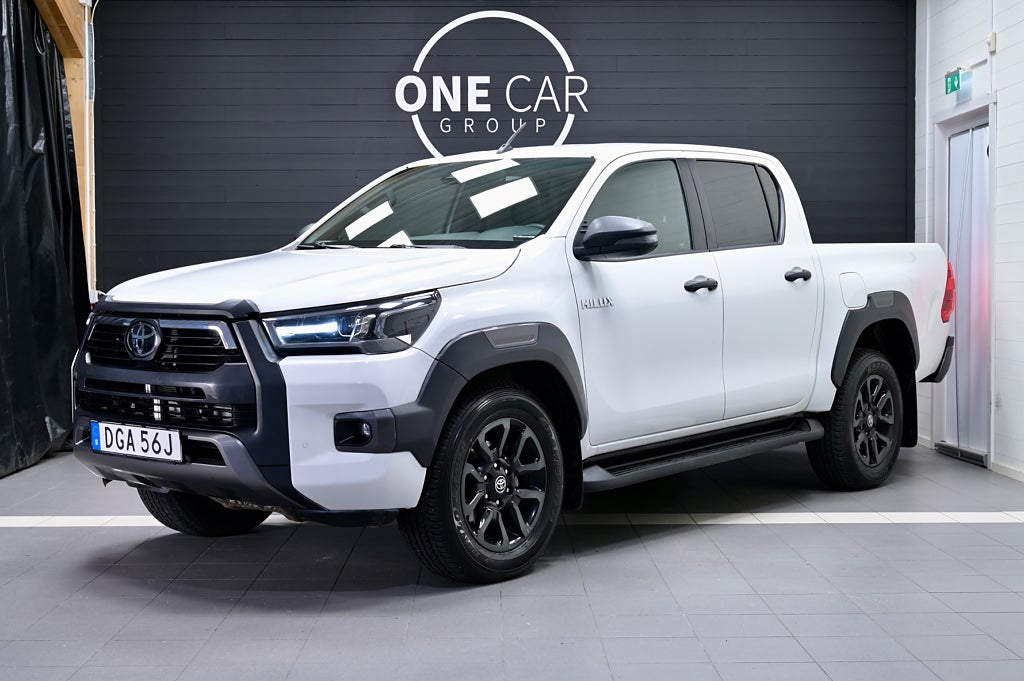 Toyota Hilux 2.8 4WD Invincible MOMS Värmare Diff JBL Nyserv Nybes