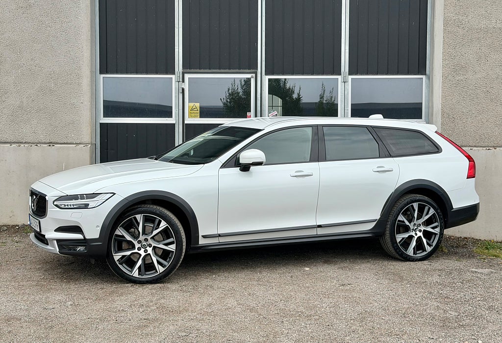 Volvo V90 Cross Country D5 AWD Pro B&W Luftfjädring 360° kamera HUD Värm Drag
