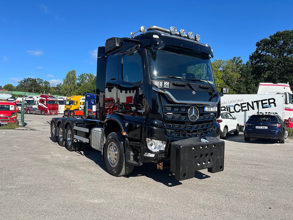 Mercedes-Benz Arocs 3251 Tridem Lastväxlare, Fullt Plogutrustad