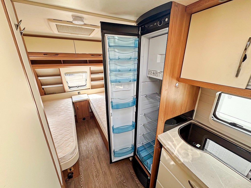 Hobby 495 UL De Luxe - Långbäddar, Mover, 1450kg