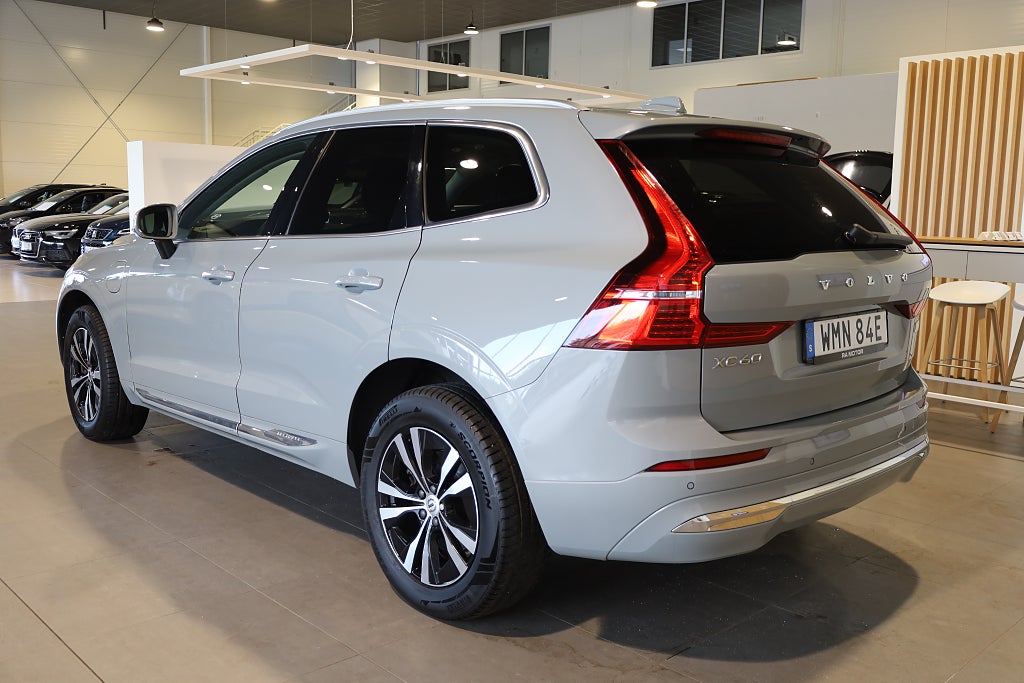 Volvo XC60 Recharge T6 AWD Geartronic Core Edition Drag Navi Moms