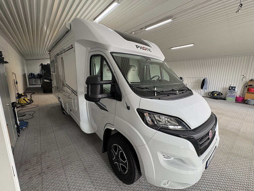 Fiat Pilot P696U Expression U-soffa bak