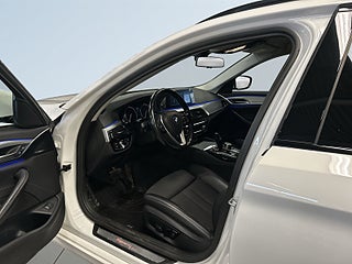 BMW 520d Touring Steptronic Sport line 360°/S&V-Däck/Halvskinn – bild 7