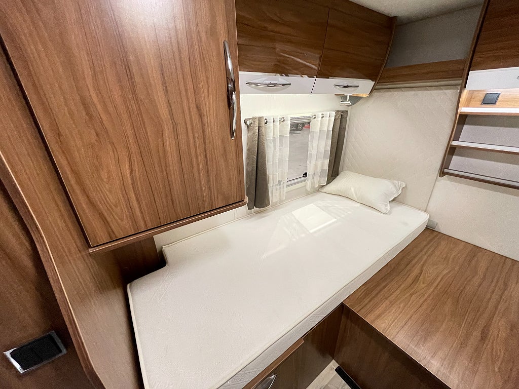 Pilote Essentiel P 740 GJ /ALDE/Solcell/B-körkort/Ugn/Långbäddar - Pilote