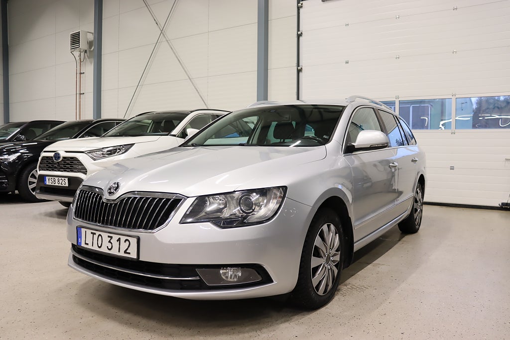 Skoda Superb Kombi 2.0 TDI 4x4 Ambition D-Värm Drag 140hk