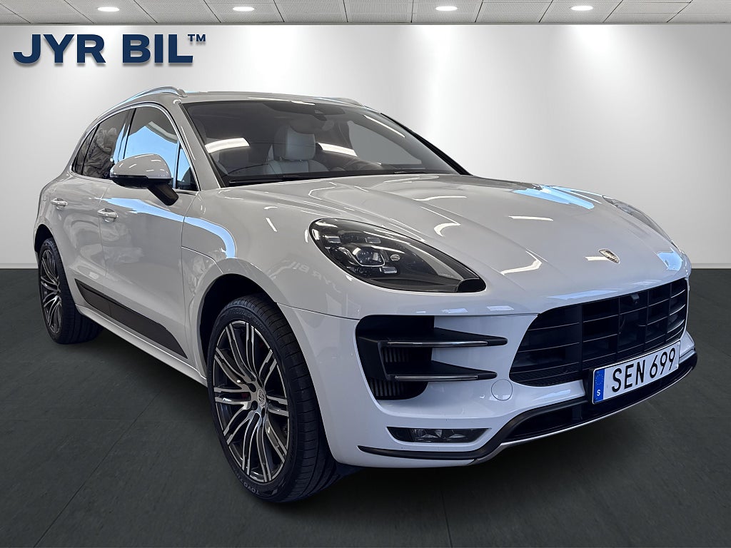 Porsche Macan Turbo PDK Sport Chrono PASM 18-Stolar ACC Bose