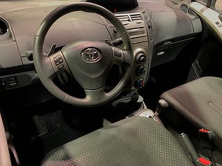 Halvkombi Toyota Yaris 14 av 19