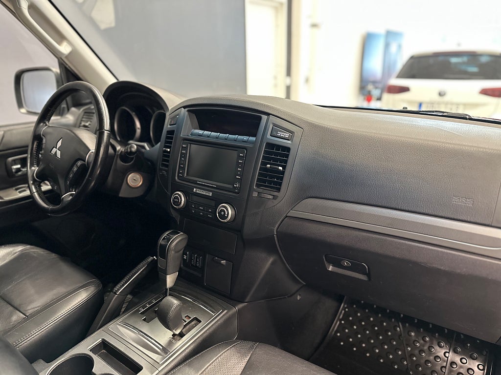 Mitsubishi Pajero 5-dörrar 3.2 Di-D 4WD 4,99% /B-Kamera/NAV/DRAG/7-Sits
