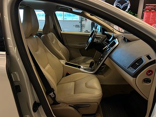 Volvo XC60 D5 AWD Summum Dragkrok/Skinn/D-Värm/SoV/P-sens