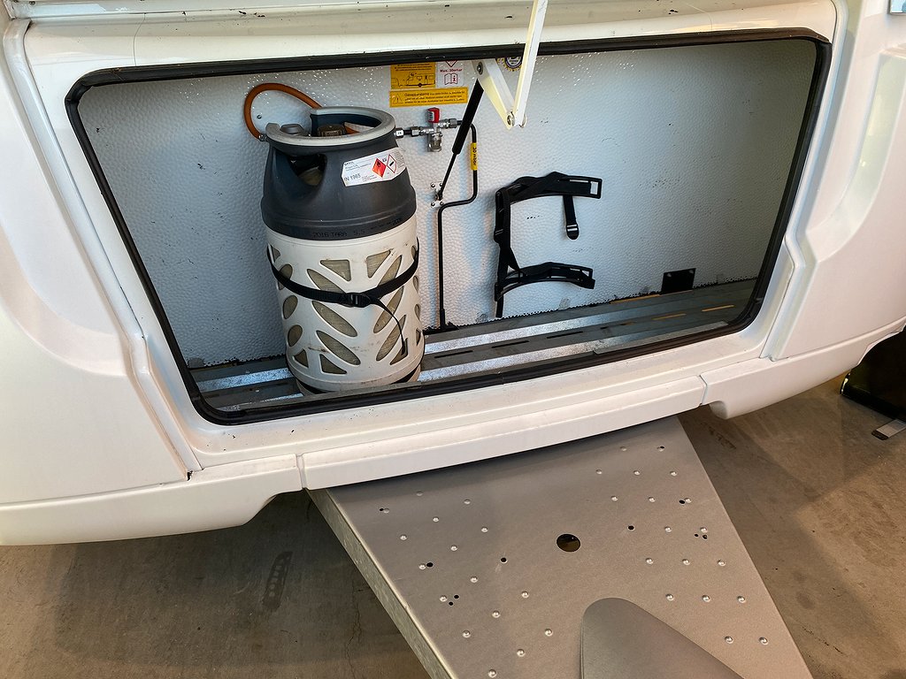 Adria Adora 643 UT / Förtält / ALDE / AC / Bäddskåp - Adria