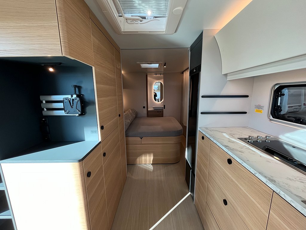 Adria Adora 613 UT /ALDE / Queens-bed på tvären / Badrum bak - Adria