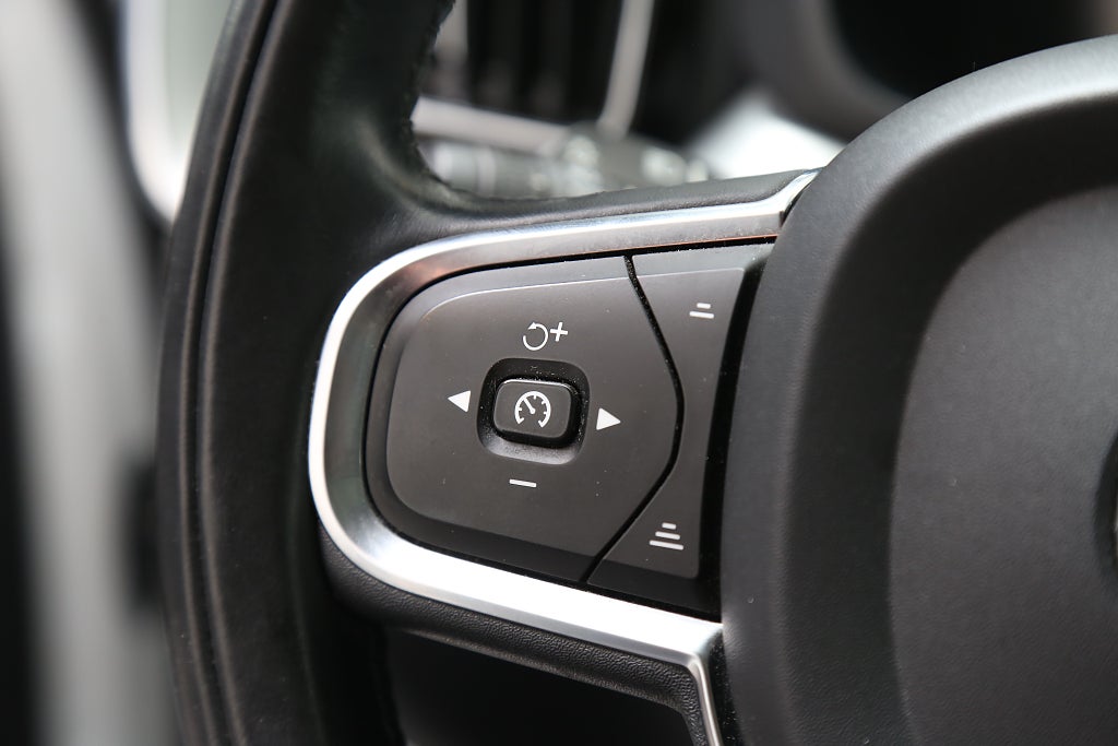Volvo XC60 T8 Twin Engine AWD Momentum Edt Aut Pano Drag Leasbar 2020
