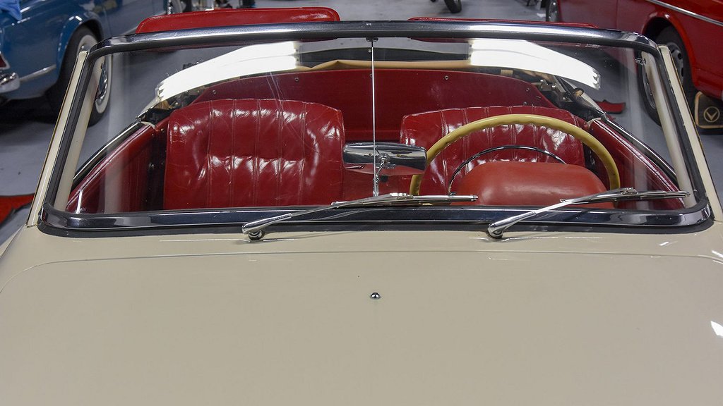 Mercedesen har stått i varmgarage sedan 1994. Foto: Bilweb Auctions. 