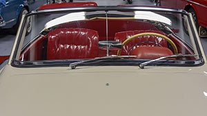 Mercedesen har stått i varmgarage sedan 1994. Foto: Bilweb Auctions. 