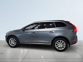 Volvo XC60 D4 AWD Classic Momentum Drag Pvärm Pano Kamera GPS SoV – bild 4