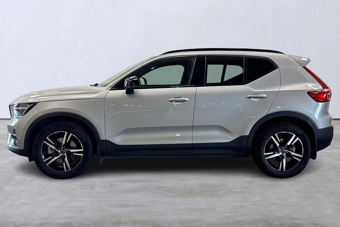 Volvo XC40 B3 FWD Bensin Plus Dark 2025, bild 2/10