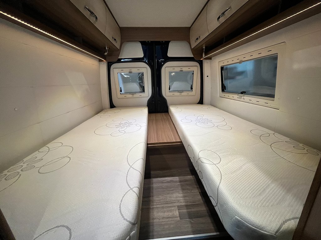 Bravia Swan 699 / Mercedes / Långbädd / Solcell / Drag /Auto - Bravia
