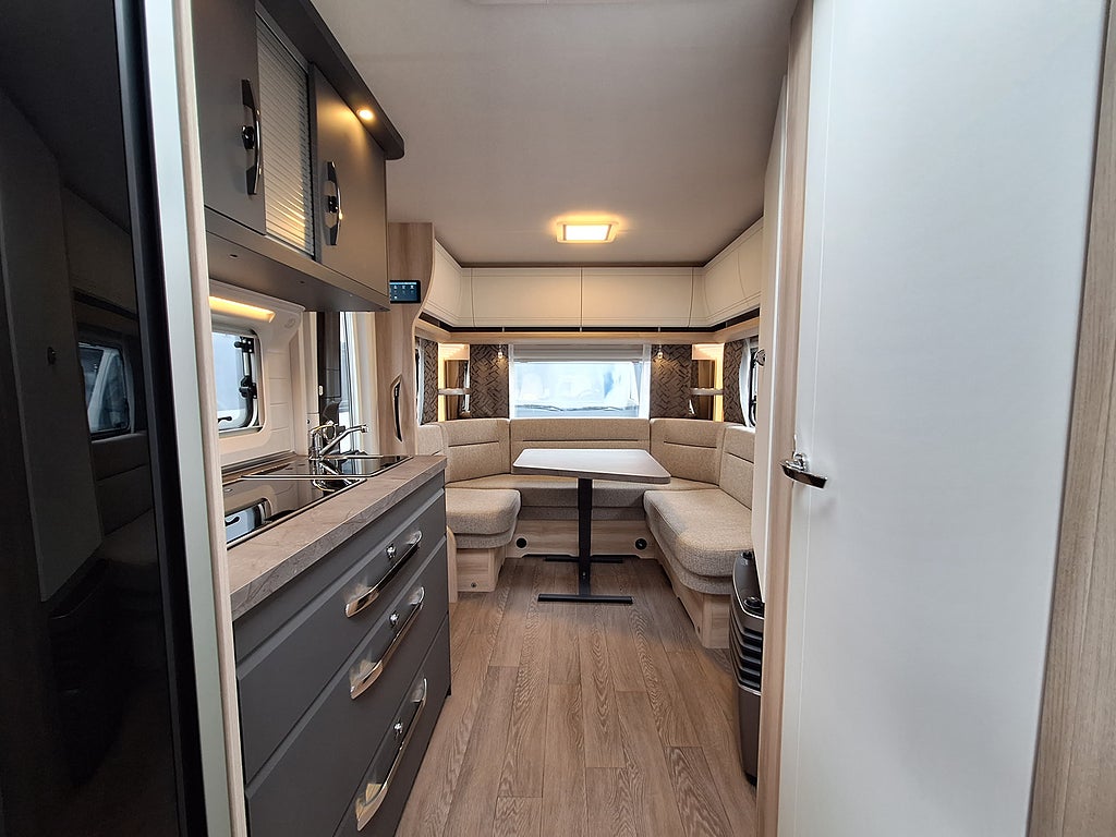 Hobby De Luxe 495 UL Långbädd, Mover, Boxmarkis