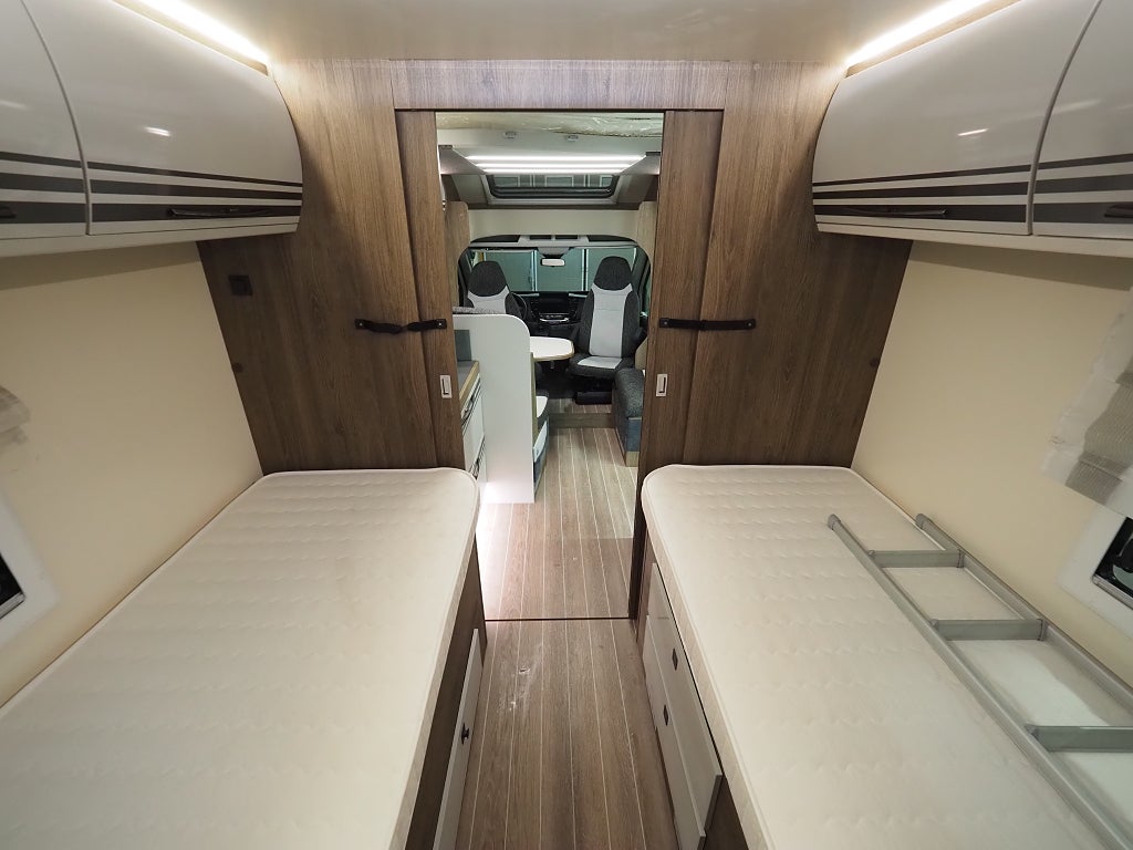 Ci Magis 82 XT Aut I ALDE I 3500kg I Låga långbäddar I Taksäng 2025