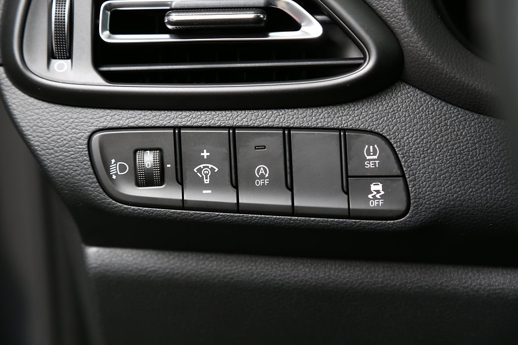 Hyundai i30 1,0 T-GDi MHEV Essential Kombi Aut Navi Kamera 2025