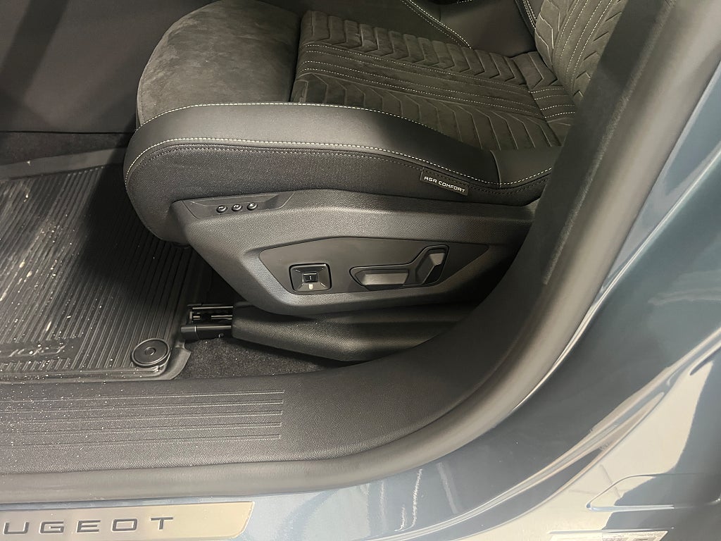 Peugeot 3008 Ultimate Hybrid 145 1.2 PT145 e-DSC  thumbnail