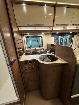 Husbil-integrerad Rapido Itineo JB700 7 av 21