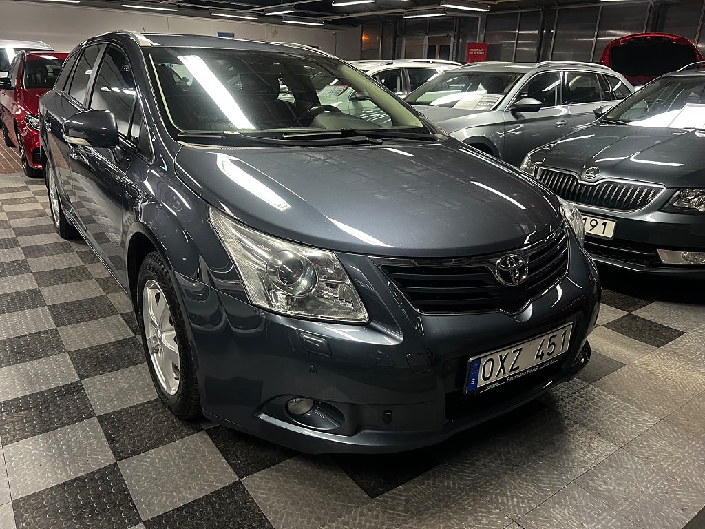 Toyota Avensis Kombi 2.0 Business " NYBESIKTIGAD "