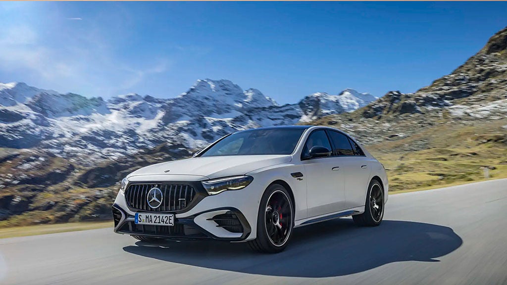 Vit mercedes i alpmiljö