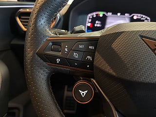 Cupra Leon Sportstourer e-HybridS&V-Hjul/Backkamera/Psens/Rattvärm – bild 17
