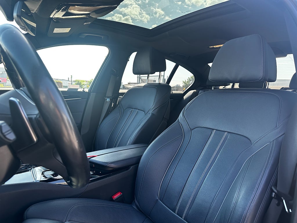 BMW M550I V 8 / xDrive Sedan / Panorama