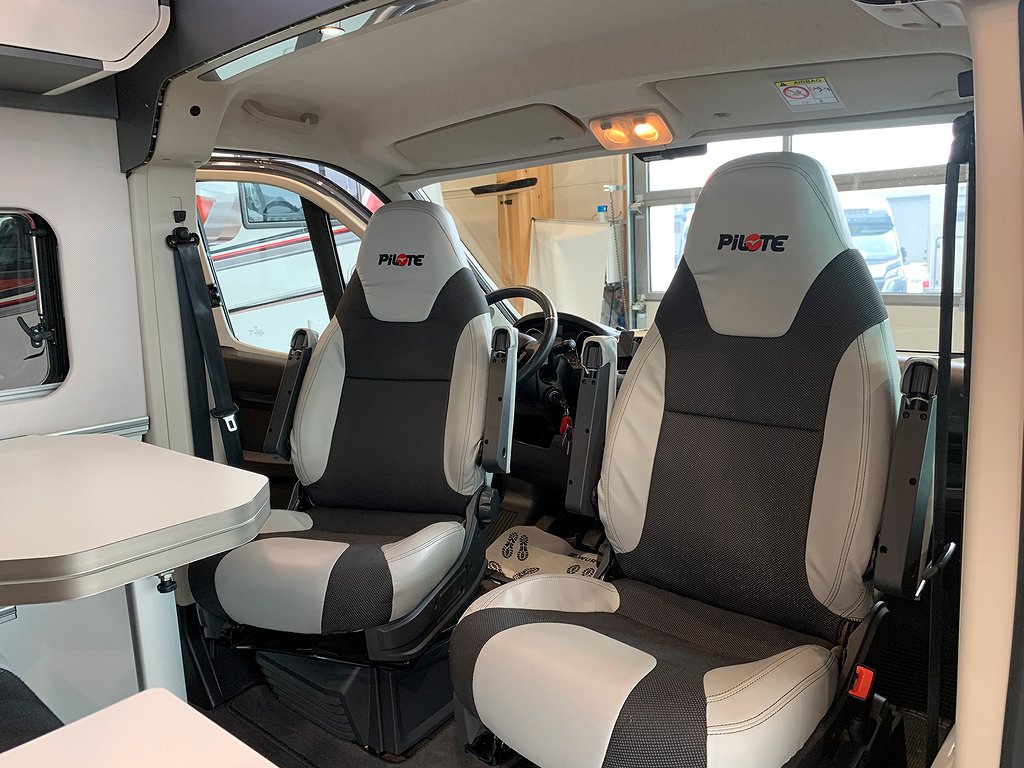 Pilote V 630 J / B-körkort / Långbädd / Solcell / Ugn /160hk - Pilote