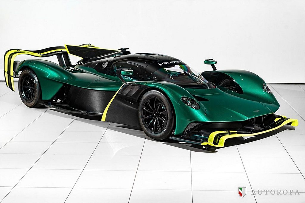 Aston Martin Valkyrie AMR Pro sedd från sidan, med sin aerodynamiska design och kaross i grön och svart.