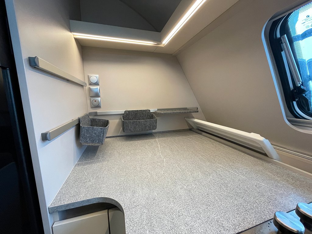 Adria Adora 613 HT / ALDE / Solcell / Långbäddar / Ugn - Adria