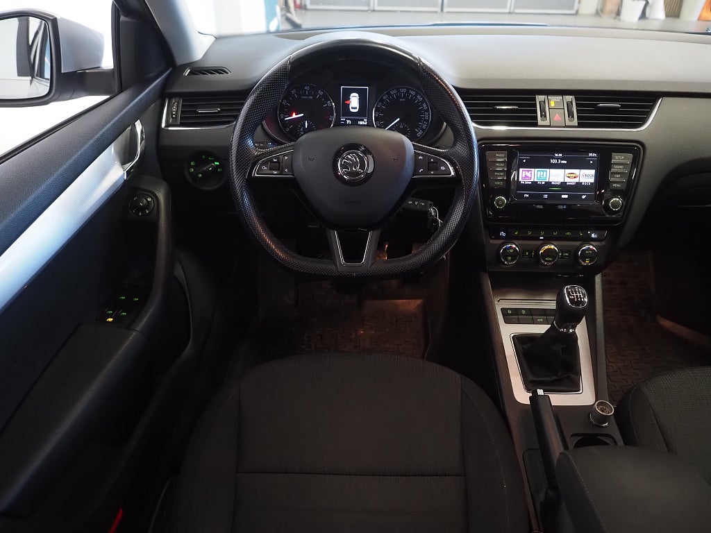 Skoda Octavia Kombi 1.4 TSI 150hk Style Dragkrok P-Värm P-Sensorer 2016