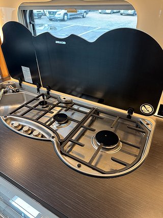 Husbil-halvintegrerad LMC Cruiser Premium T701 AUT 8 av 17