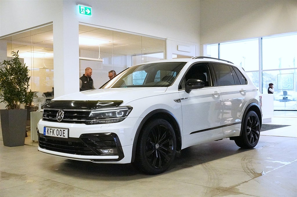 Volkswagen Tiguan 2,95% ränta R-Line Executive Black Värmare Drag Kamera CarPlay