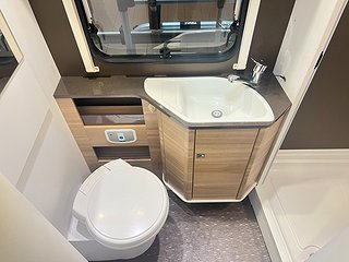 Husbil-halvintegrerad Adria CORAL S 670 SLT 21 av 28