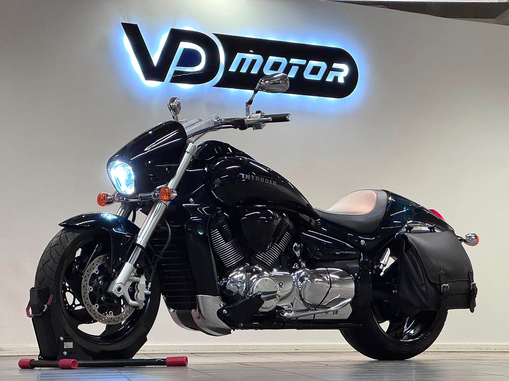 Suzuki M1800 R Intruder V&H Väska LED Black Boss-Fälgar *SE UTR*