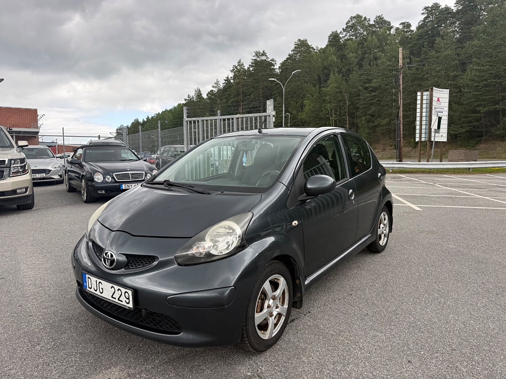 Toyota Aygo 5-dörrar 1.0 VVT-i 68hk M-Värmare Besiktigad 2026-11-30