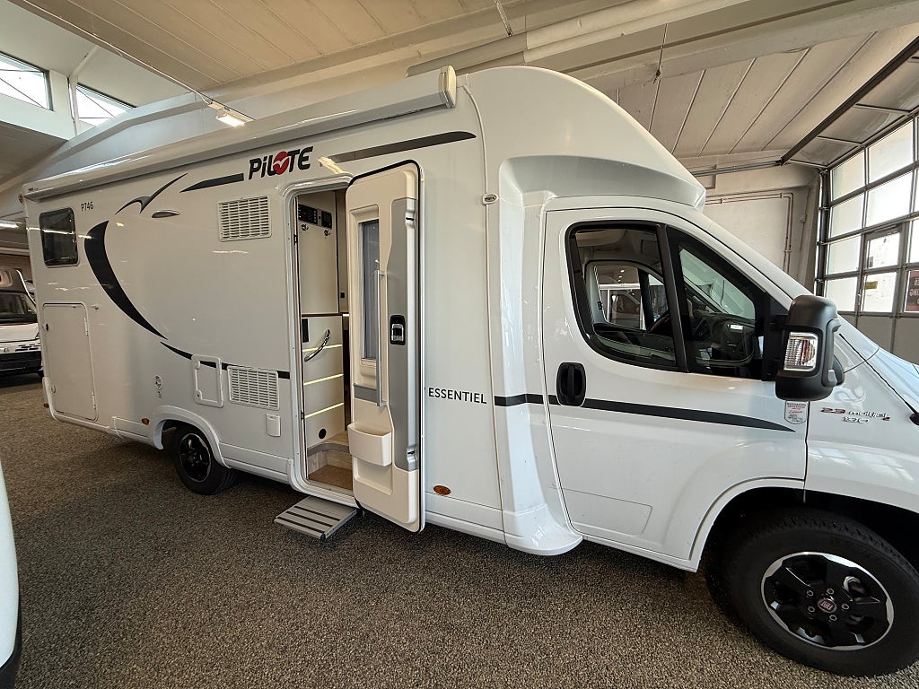 Pilote G746 höga långbäddar, elektrisk taksäng, stort garage m.m