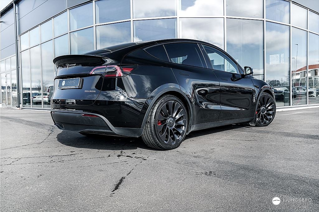 Tesla Model Y Performance 534hk / 1 Ägare / Dragkrok