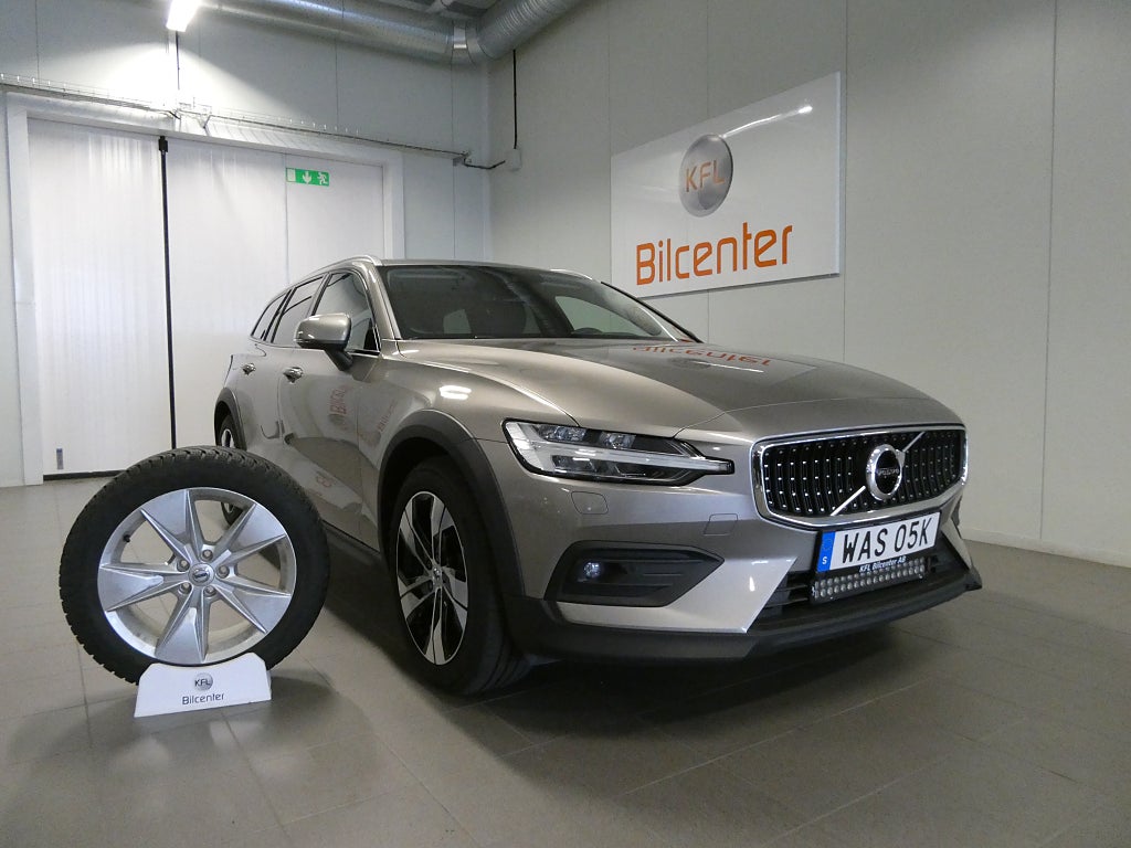 Volvo V60 Cross Country B4 AWD Aut-Drag-Kamera-Navi-Värmare-Nyservad-Vinterhjul
