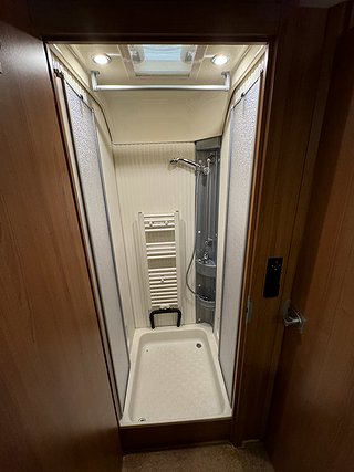Husbil-integrerad LMC Grand Explorer I800 AUT 180HK 18 av 27