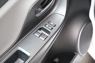 Halvkombi Toyota Yaris 9 av 24