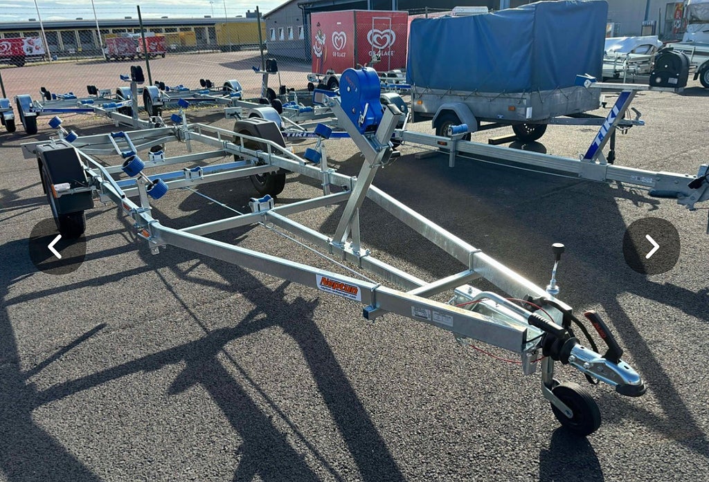 Neptun 1300 kg 80 km/h Bromsad båttrailer - Ny 