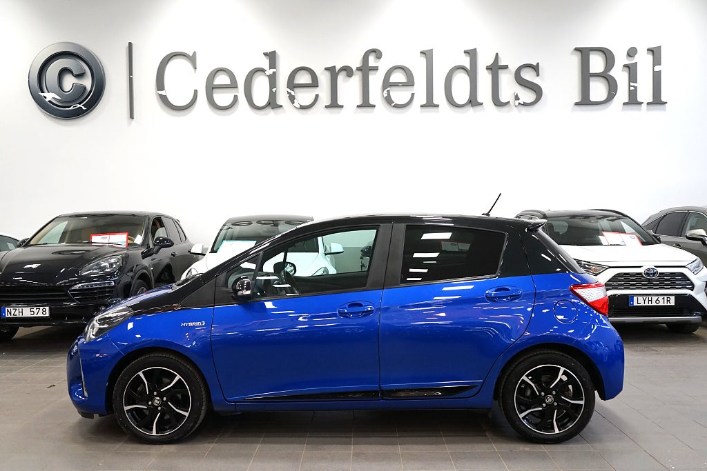 Toyota Yaris 1.5 Hybrid Bi-Tone Sportratt Nyserv Mvärm B-kam V-hjul 